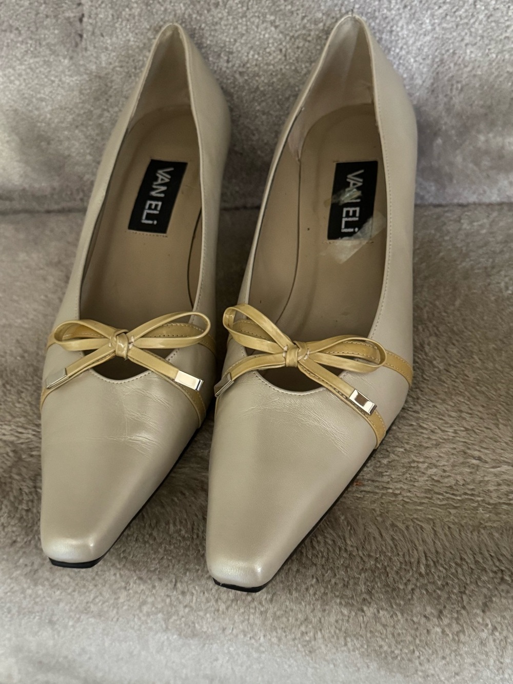 Vintage Vaneli Cream/Beige Pointed-Toe Leather Pumps with Gold Accent Size 8-1/2